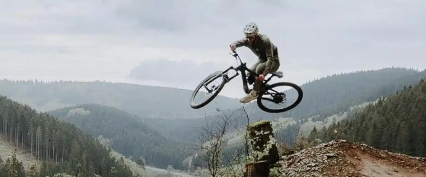 Täysijousitetut sähkömaastopyörät Enduro ajoon (170-200mm)