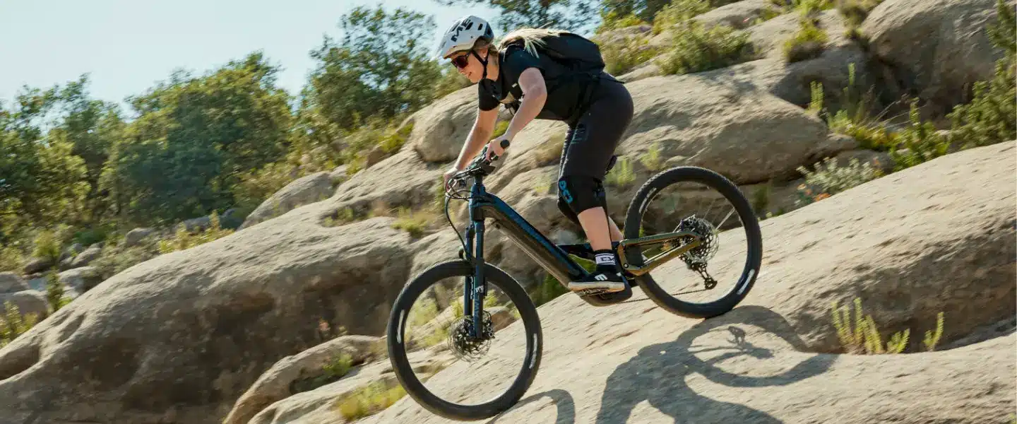 Täysijousitetut sähkömaastopyörät poluille 100-140mm