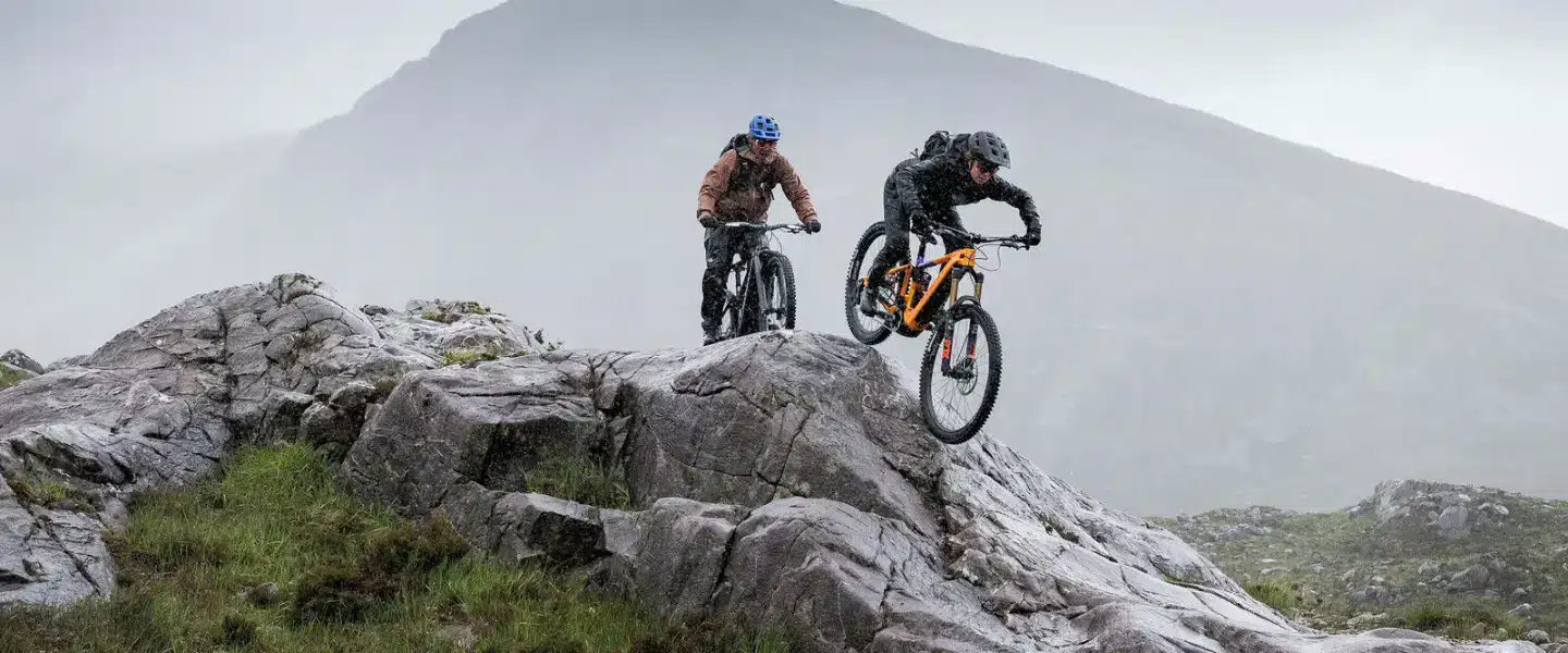 Täysijousitetut sähkömaastopyörät